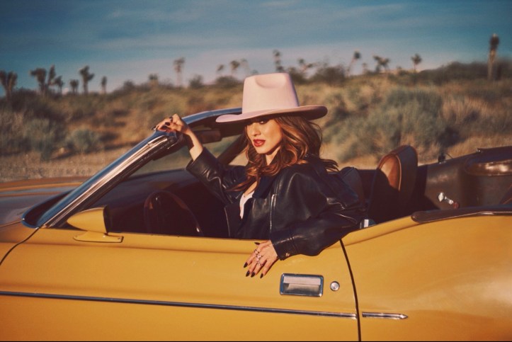 PAOLA IEZZI, “STESSA DIREZIONE” È IL NUOVO SINGOLO