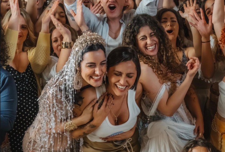 SERENA BRANCALE: domina l’airplay con “AL MIO PAESE” insieme a Levante e Delia e raggiunge il #1 della classifica EarOne dei brani più ascoltati in radio.