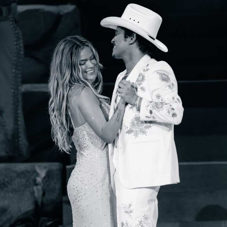 KAROL G e BRUNO MARS pubblicano il video del singolo “STILL”